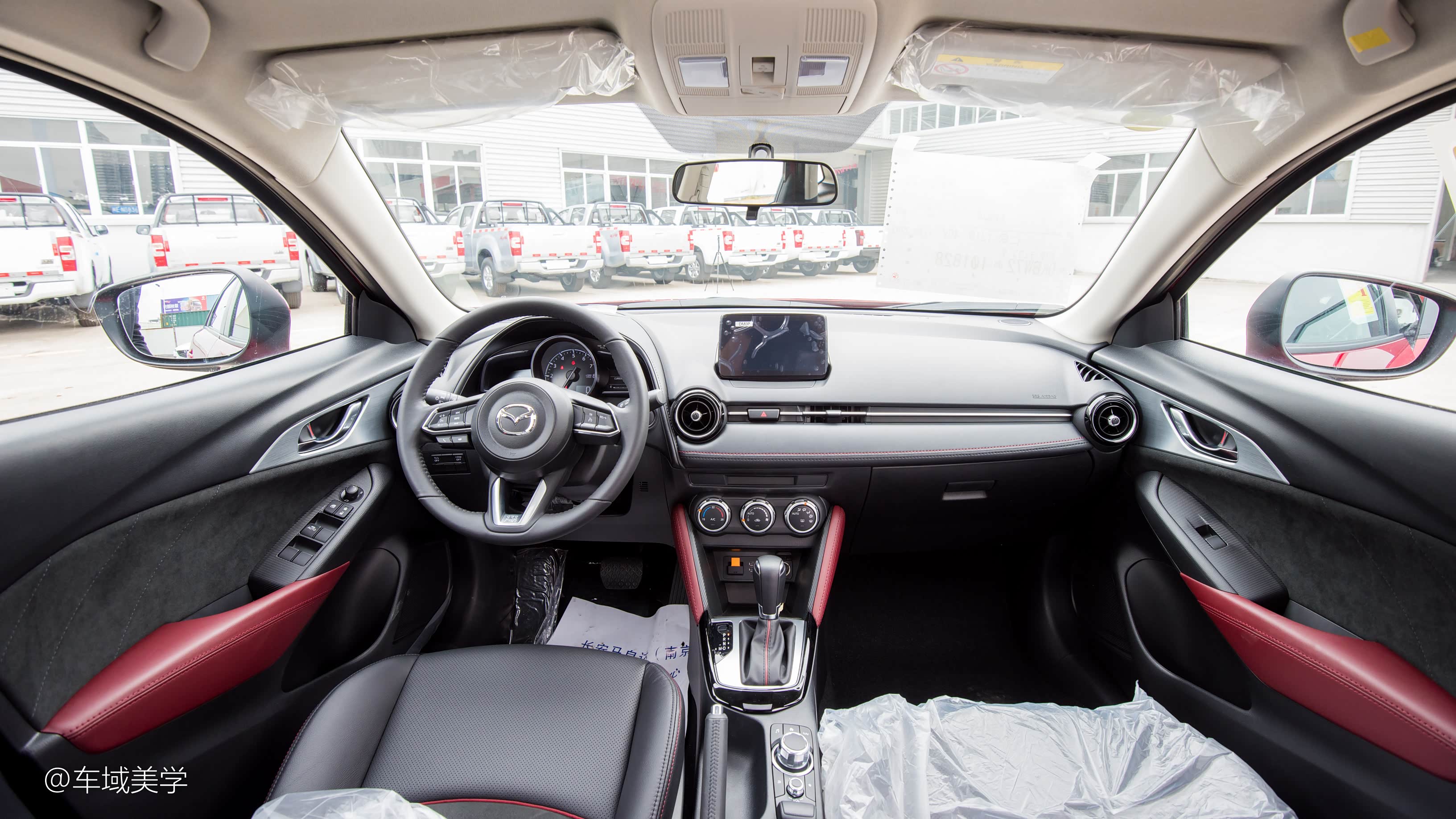 车内红黑色调为主,马自达家族式运动风格内饰.