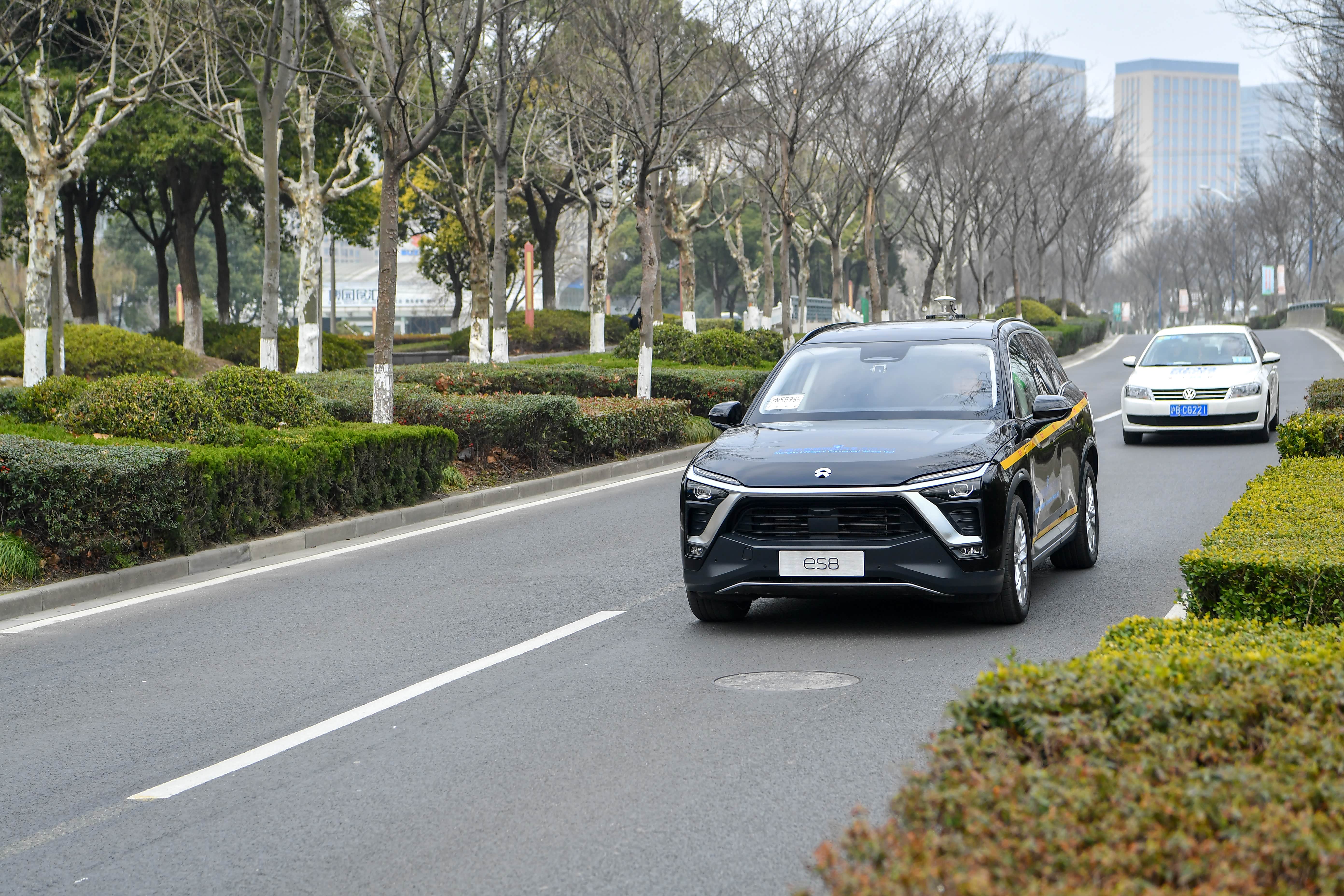 在自动驾驶汽车合法上路这件事上,蔚来又一次走在了前面