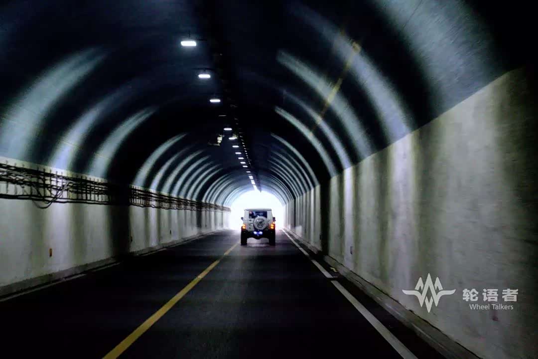 图为 东方红隧道"波光隧道"