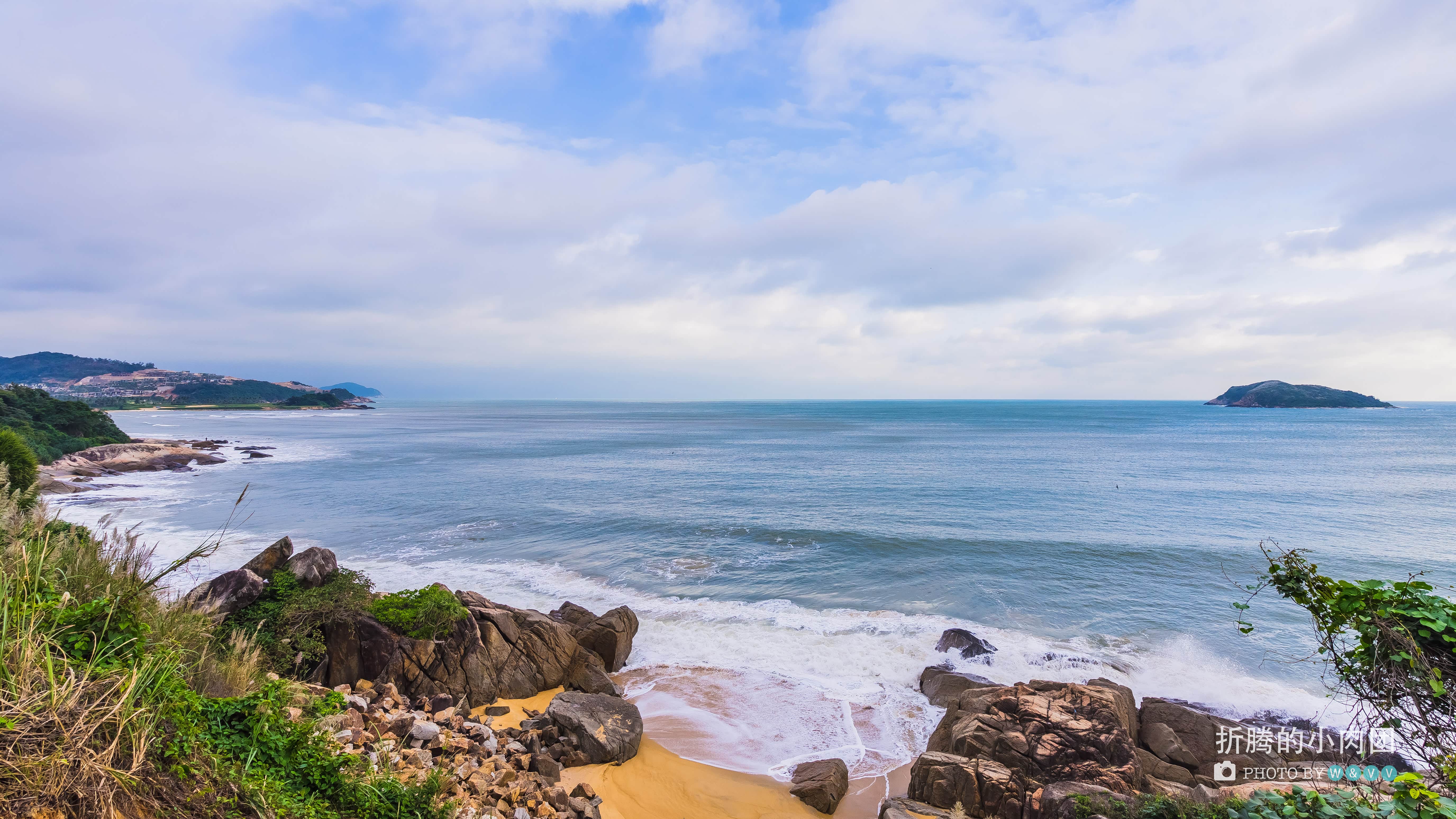 有别于那柔情的沙滩阳                    巨浪,拍打着海边礁石的