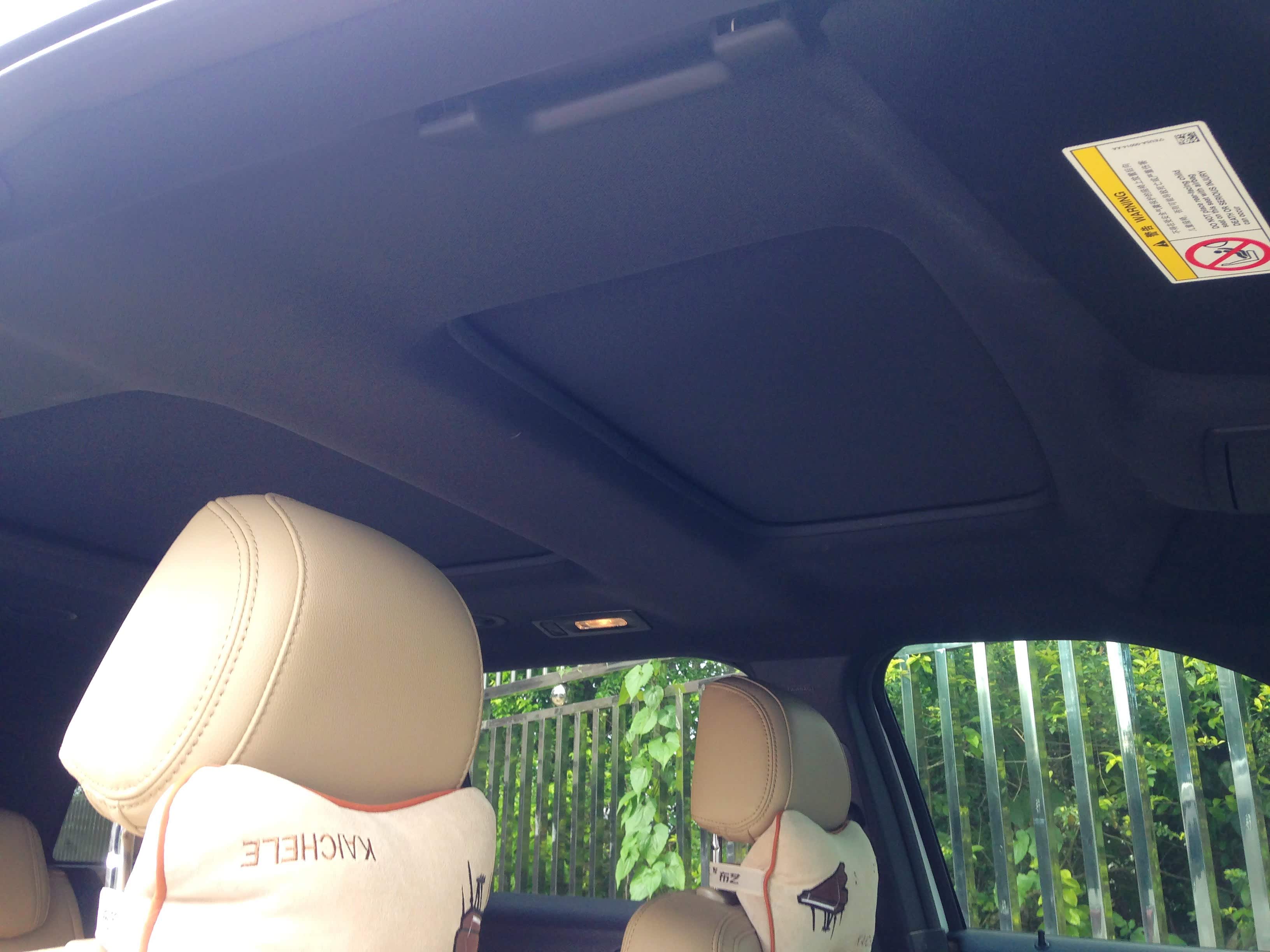 黑色车顶内饰似乎有点压抑感