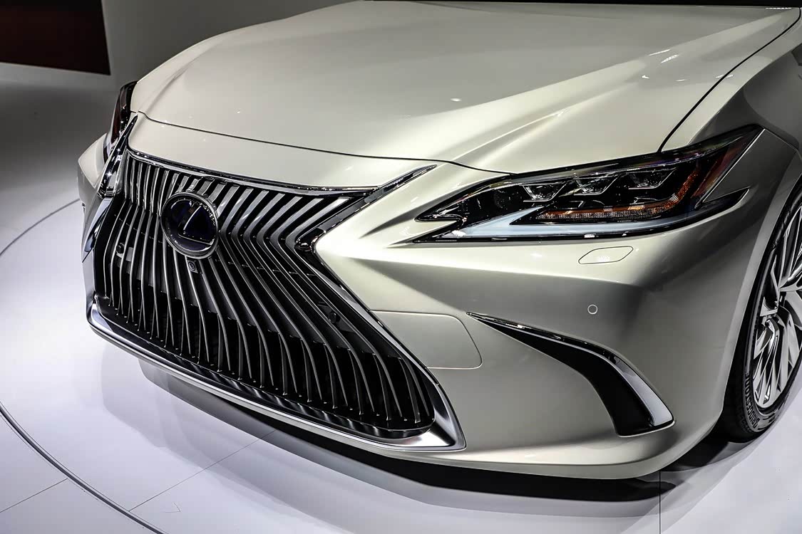 全新es 的前保险杠.注意复杂的进气格栅线条