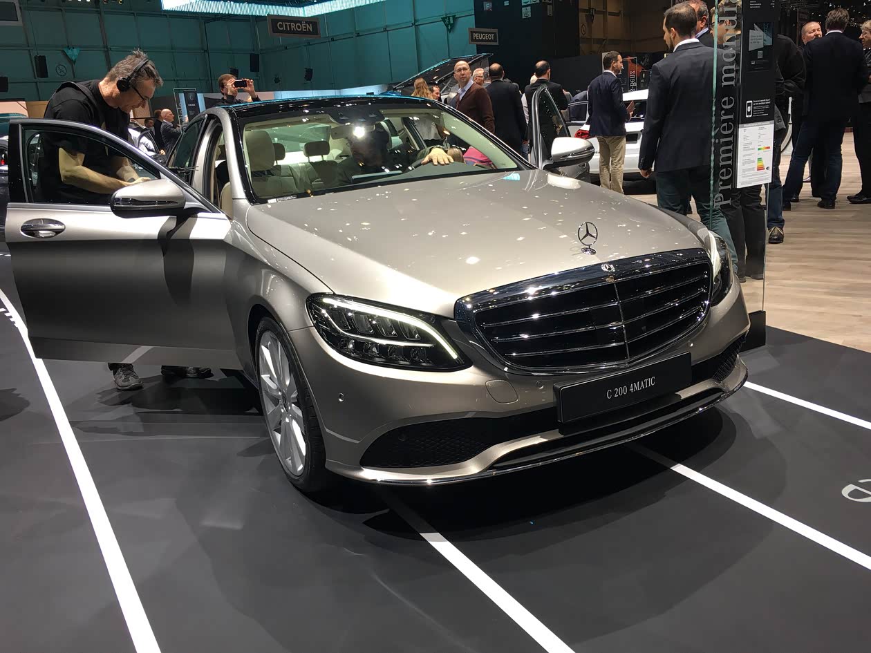 新奔驰c级亮相,外观配置小幅升级,双屏缺席!