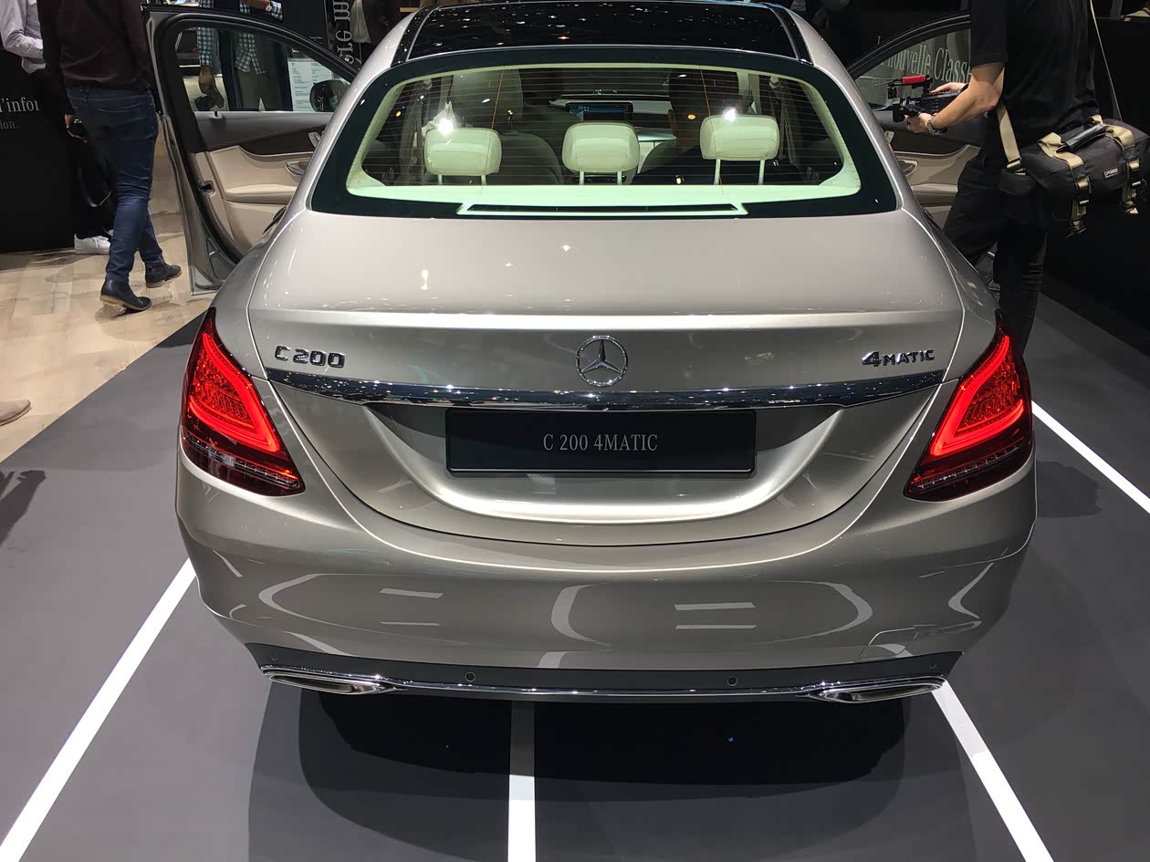 新奔驰c级亮相,外观配置小幅升级,双屏缺席!