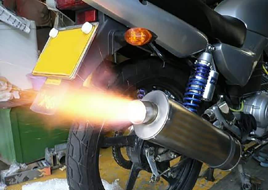 摩托车行驶中发现,排气管前端竟然烧红了,好可怕!