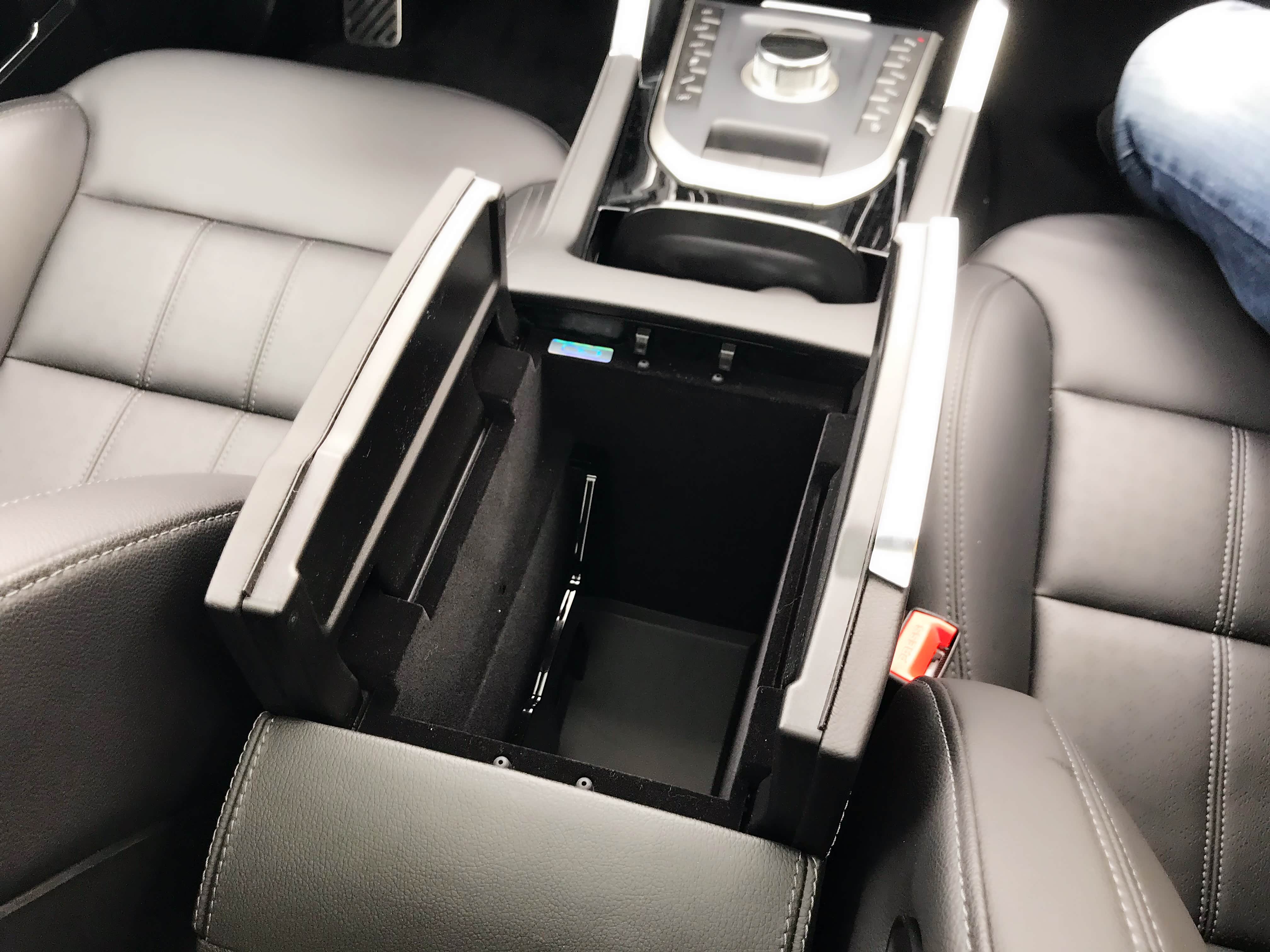 这款车的宽度已经达到1.9米多,因此中央扶手也是比较宽的.