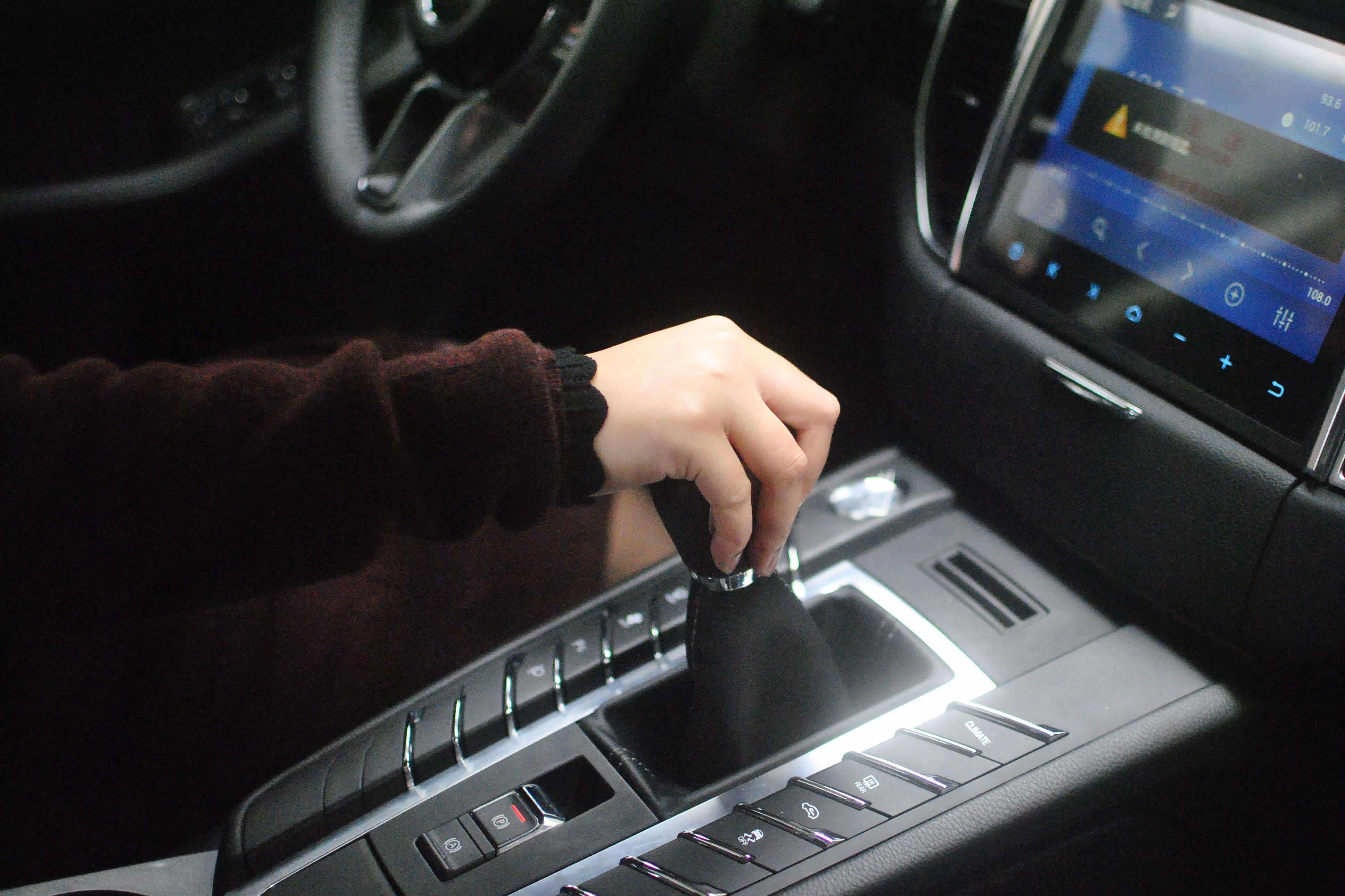 等红灯的时候,你的汽车是挂空挡还是踩刹车?怎么挂挡才是正确的