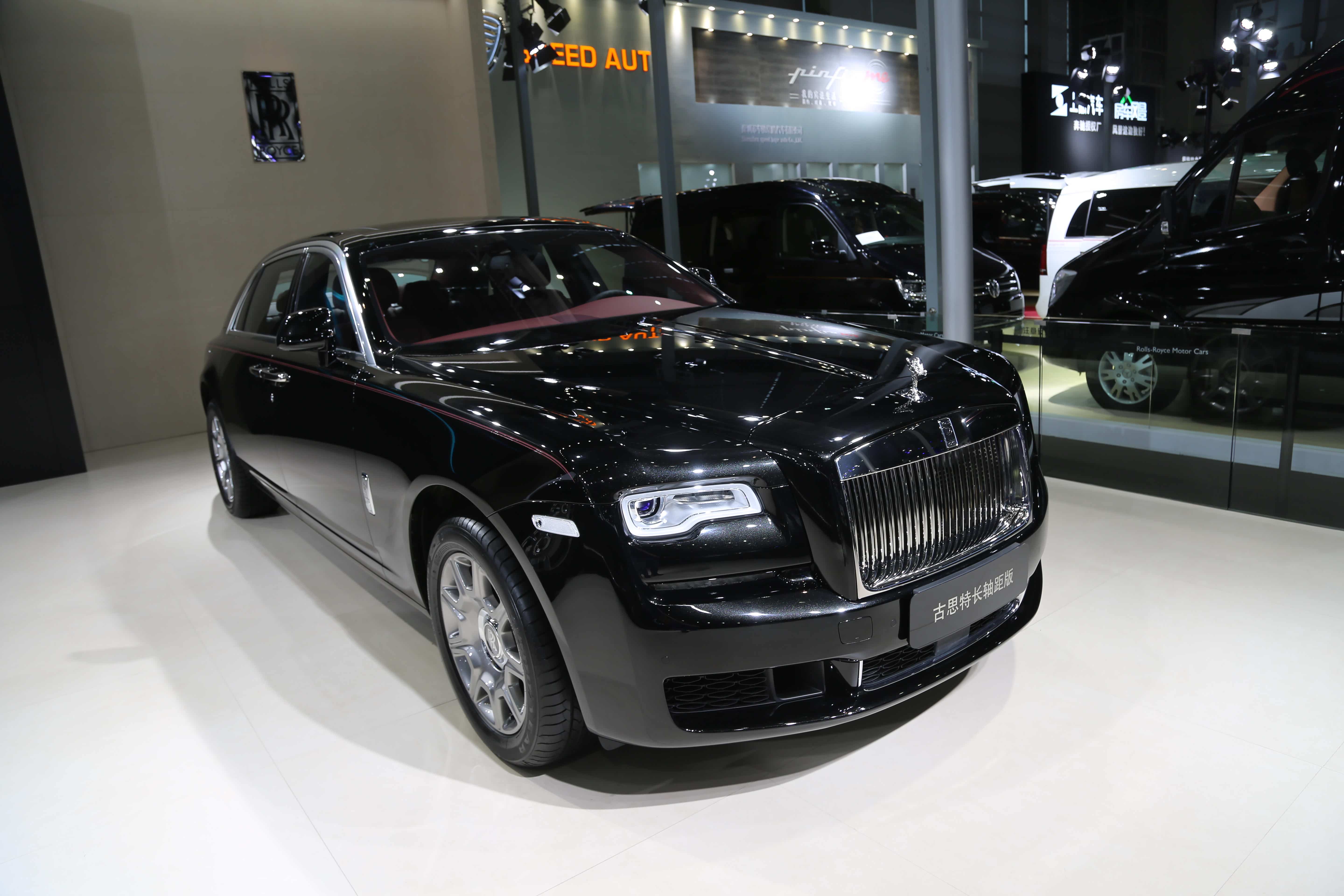 实拍劳斯莱斯-古思特长轴距版,420万元起奢华座驾,没钱开不起!