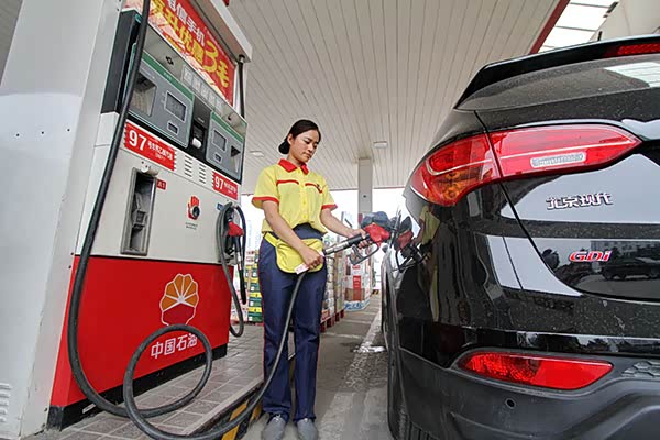 给爱车加油时加完油就开车走?你可能都没察觉加油工都乐开花了