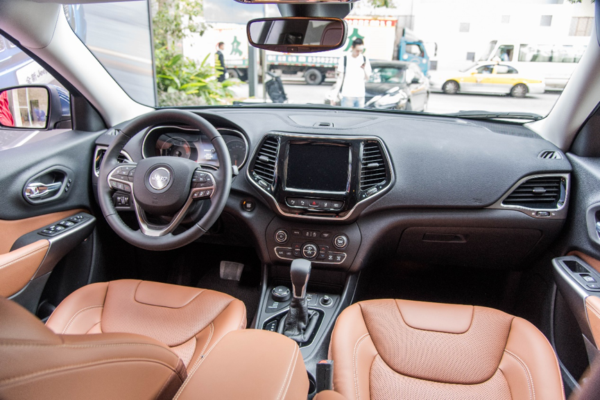 实拍jeep新款自由光,取消分体大灯,全系2.0t,四驱系统同级最强