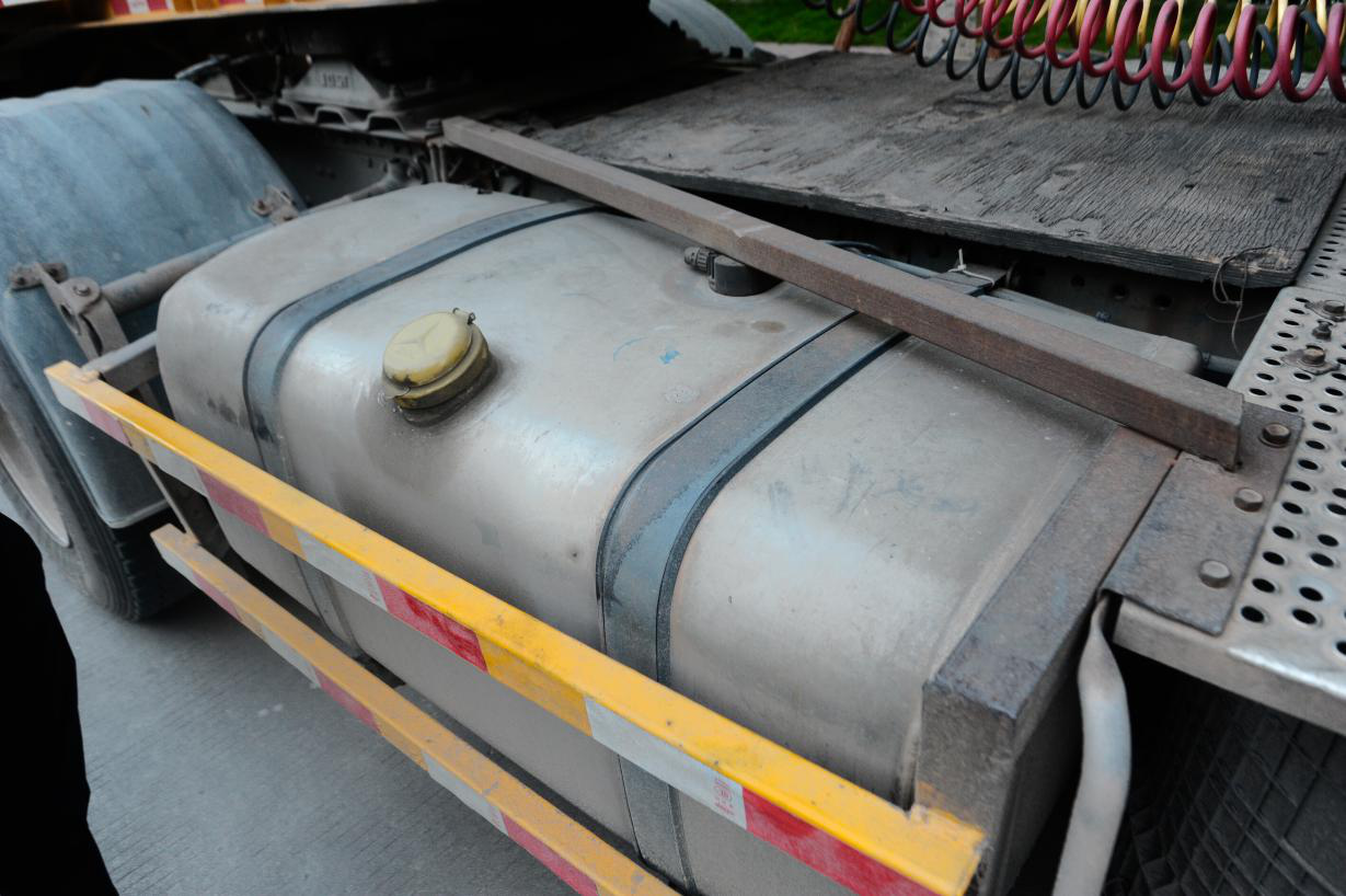 路边的经典罕见的第一代奔驰actros牵引车