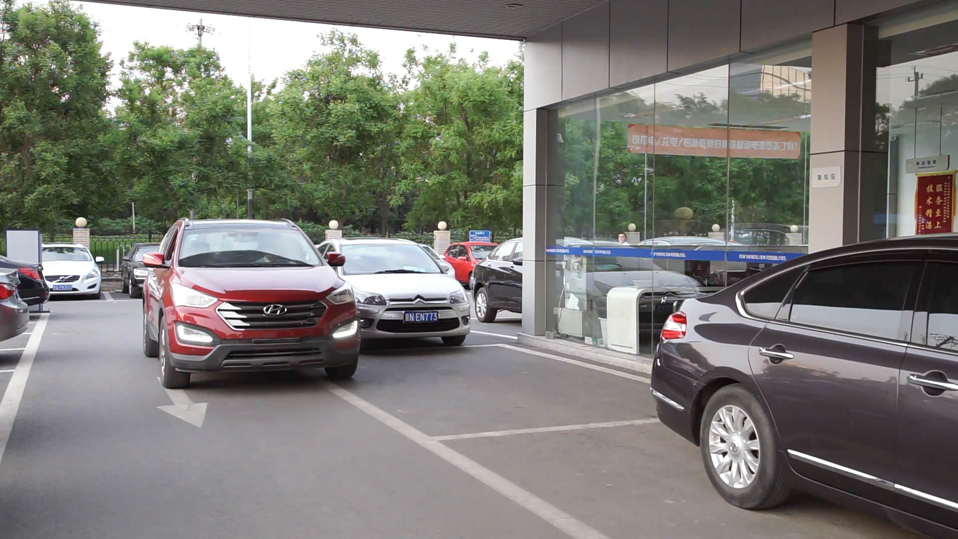 学会自动泊车大尺寸suv也能轻松停车