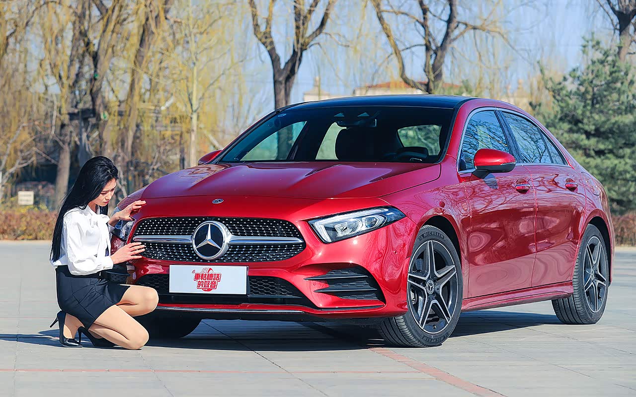 当小姐姐遇到梅赛德斯奔驰a200l运动轿车年轻时尚的感觉真好