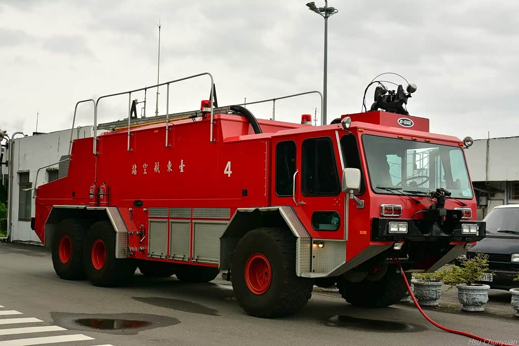 曾在上海机场服役的北美"e-one泰坦"消防车