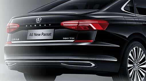 车尾的标识设计就来者不善,和早先辉腾以及辉昂一样把字母放在车标