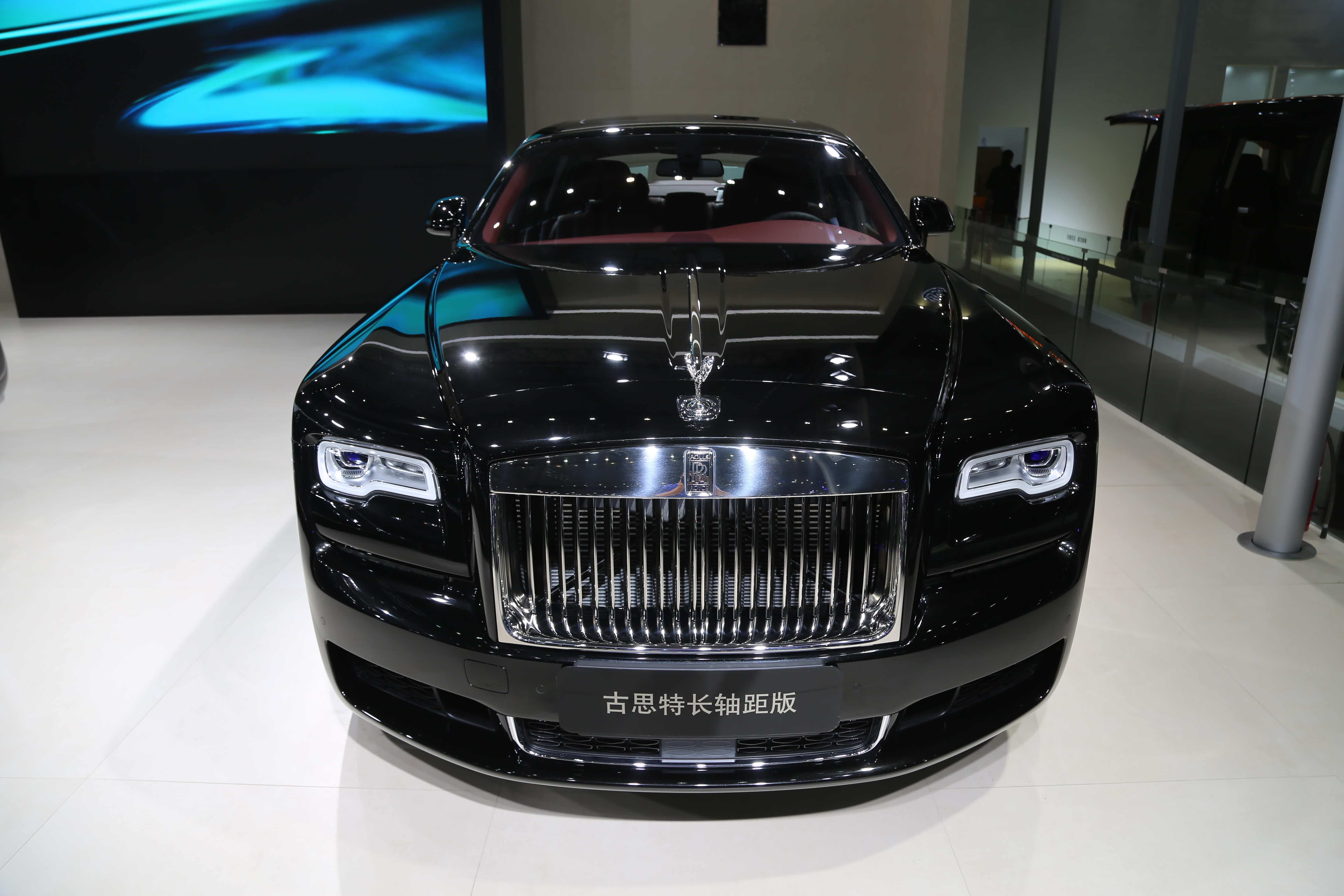 实拍劳斯莱斯-古思特长轴距版,420万元起奢华座驾,没钱开不起!