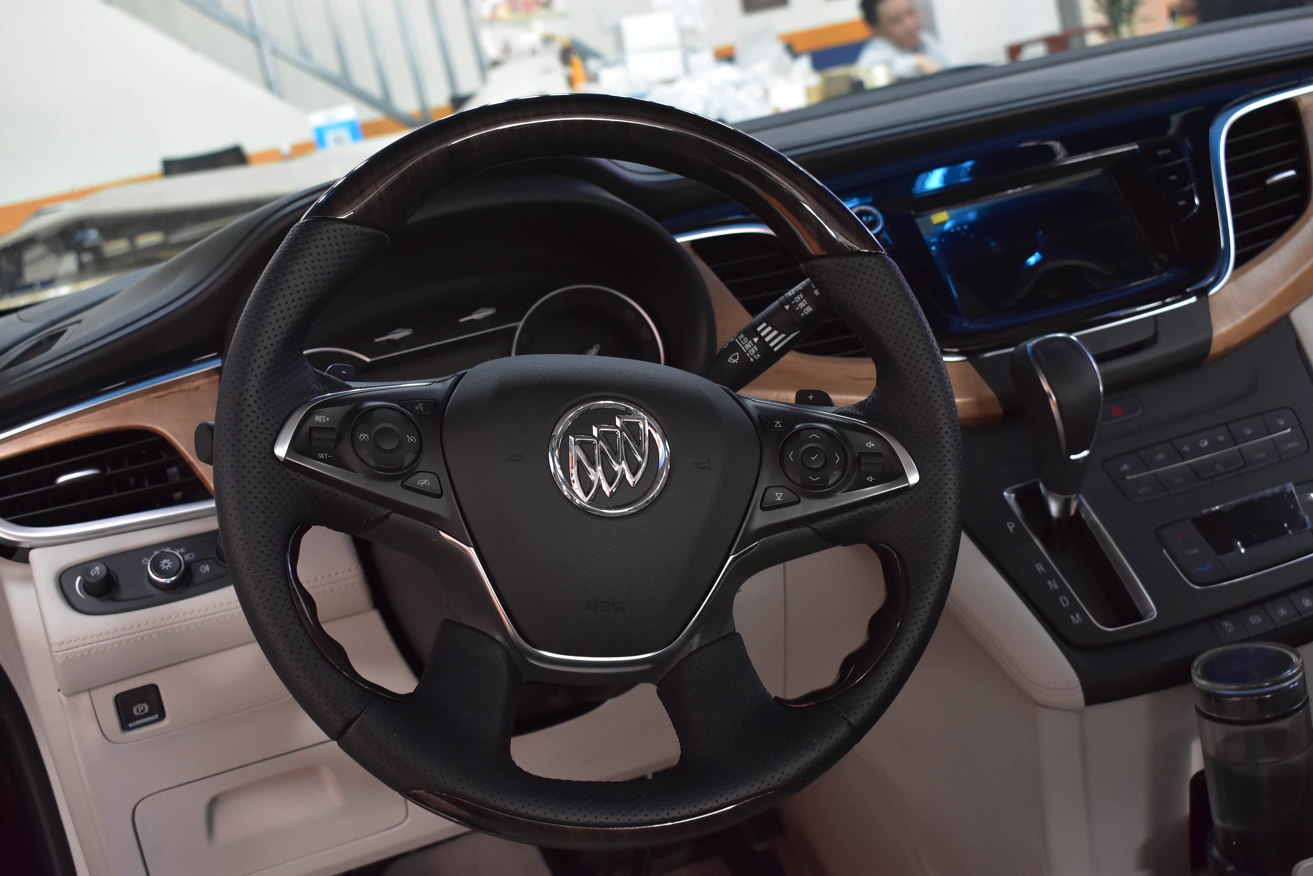 桃木方向盘手感是真的不错,提升外观(拍的也好看).