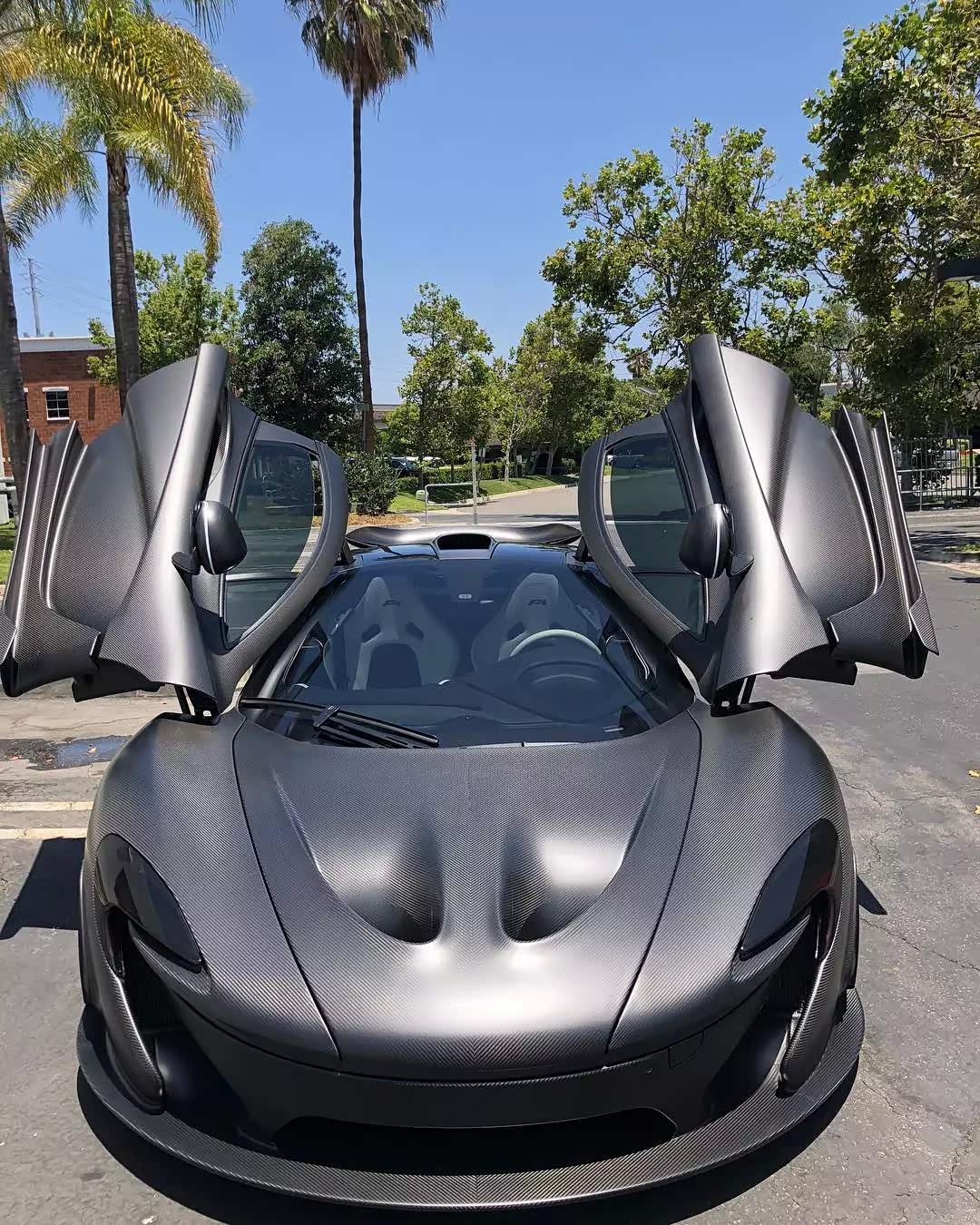 全裸碳纤维的迈凯伦p1经典跑车奔驰slr mclaren也就买了5台而已