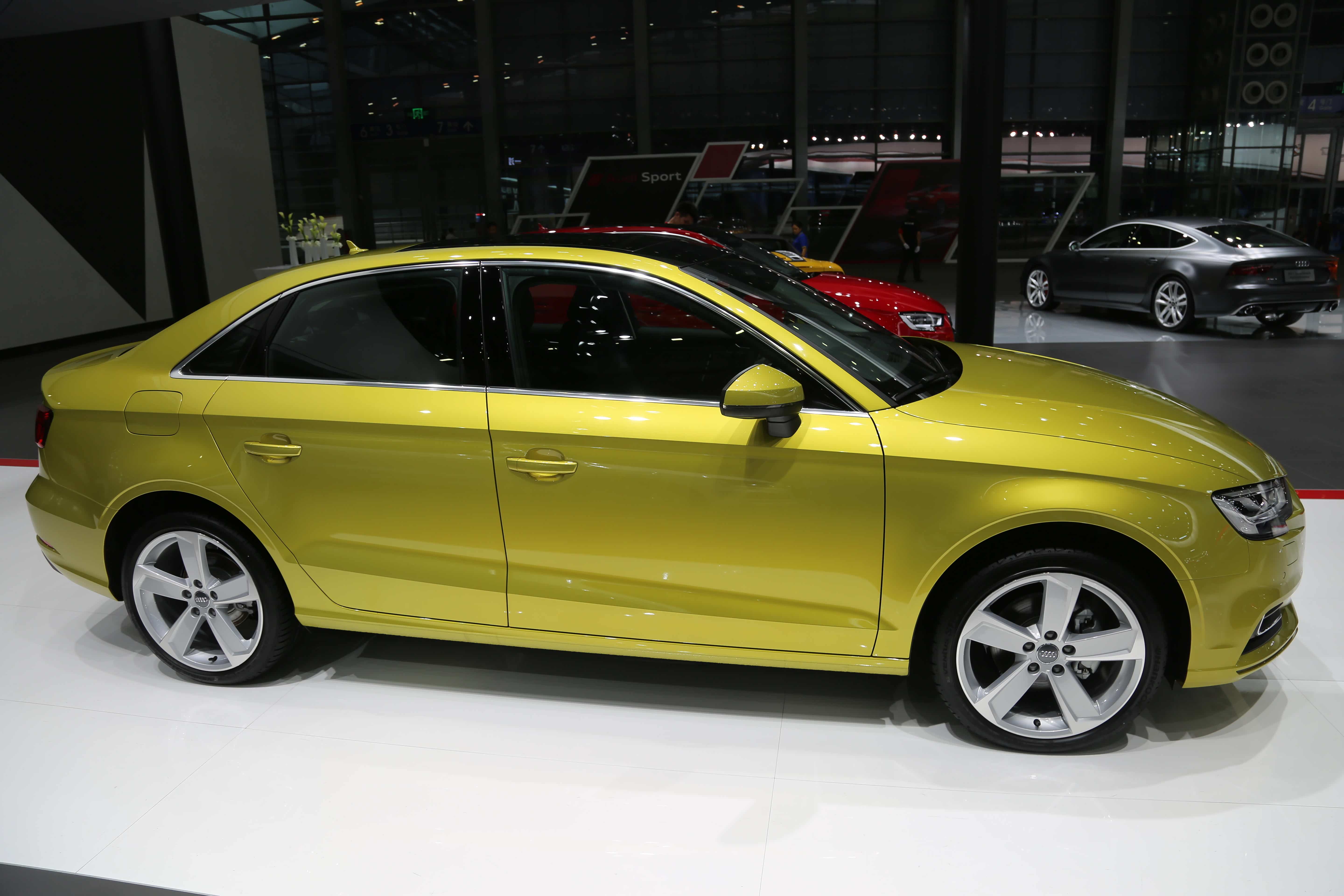 实拍奥迪a3,20万级别豪华轿车,配中国专属色-星锐黄!