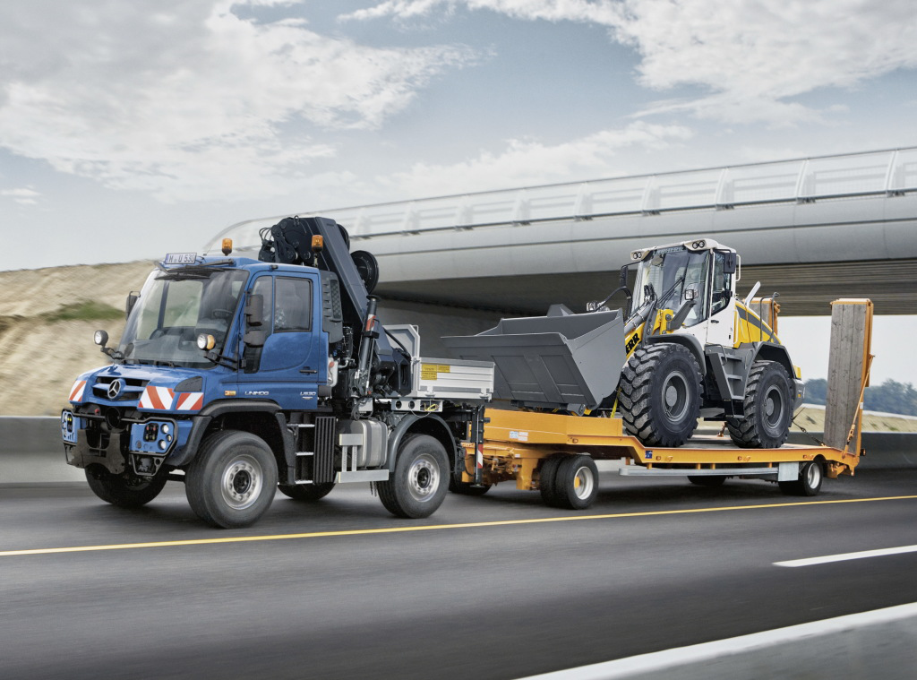 拖车钩也是标配,左右两侧还安装了吊挂上装的抓钩,功能十分齐全.