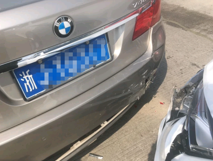 奥迪a4l追尾宝马740,奥迪相对较惨,网友:奥迪宝马还是有差距的
