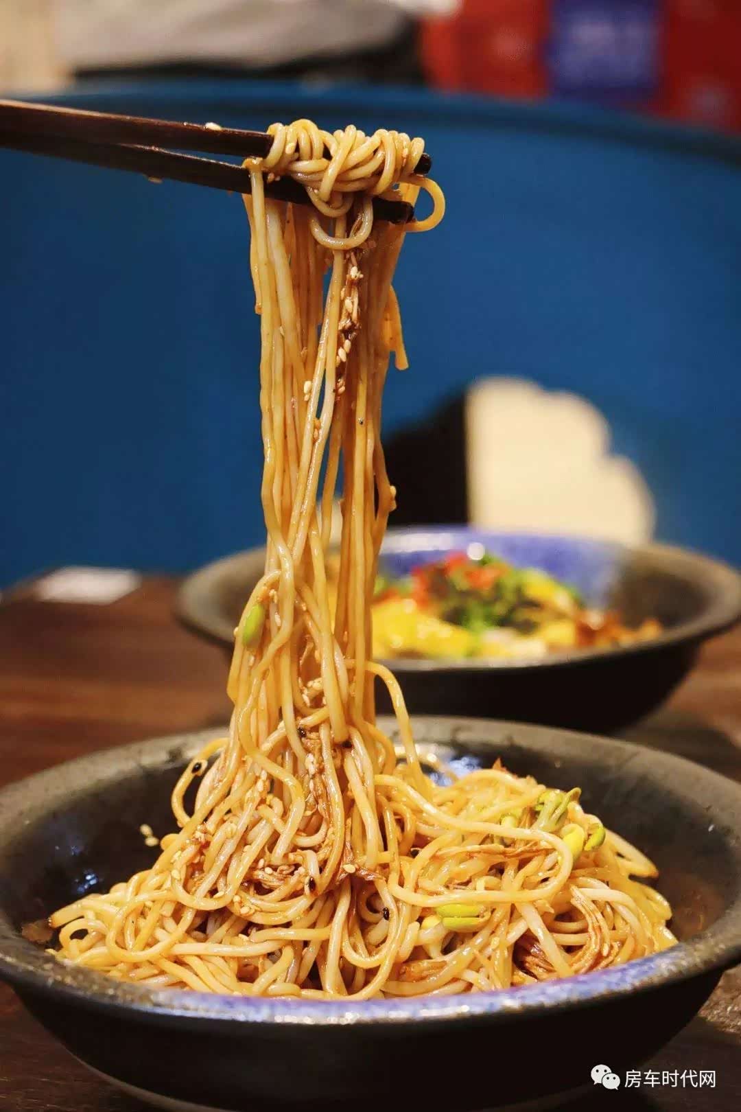 据说,担担面源于挑夫们在街头挑着担担卖面,因而得名.