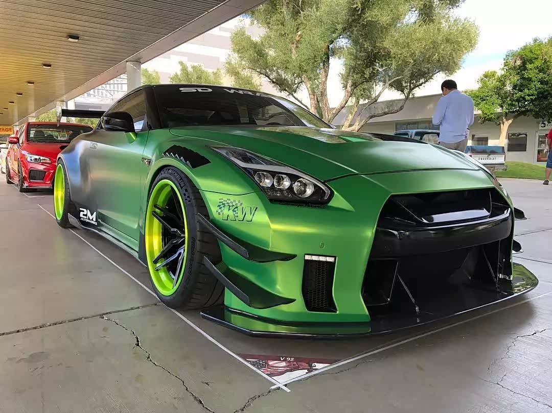 有时候我们需要膨胀一下,炫酷的宽体超跑改装,尽情"自由舞步"