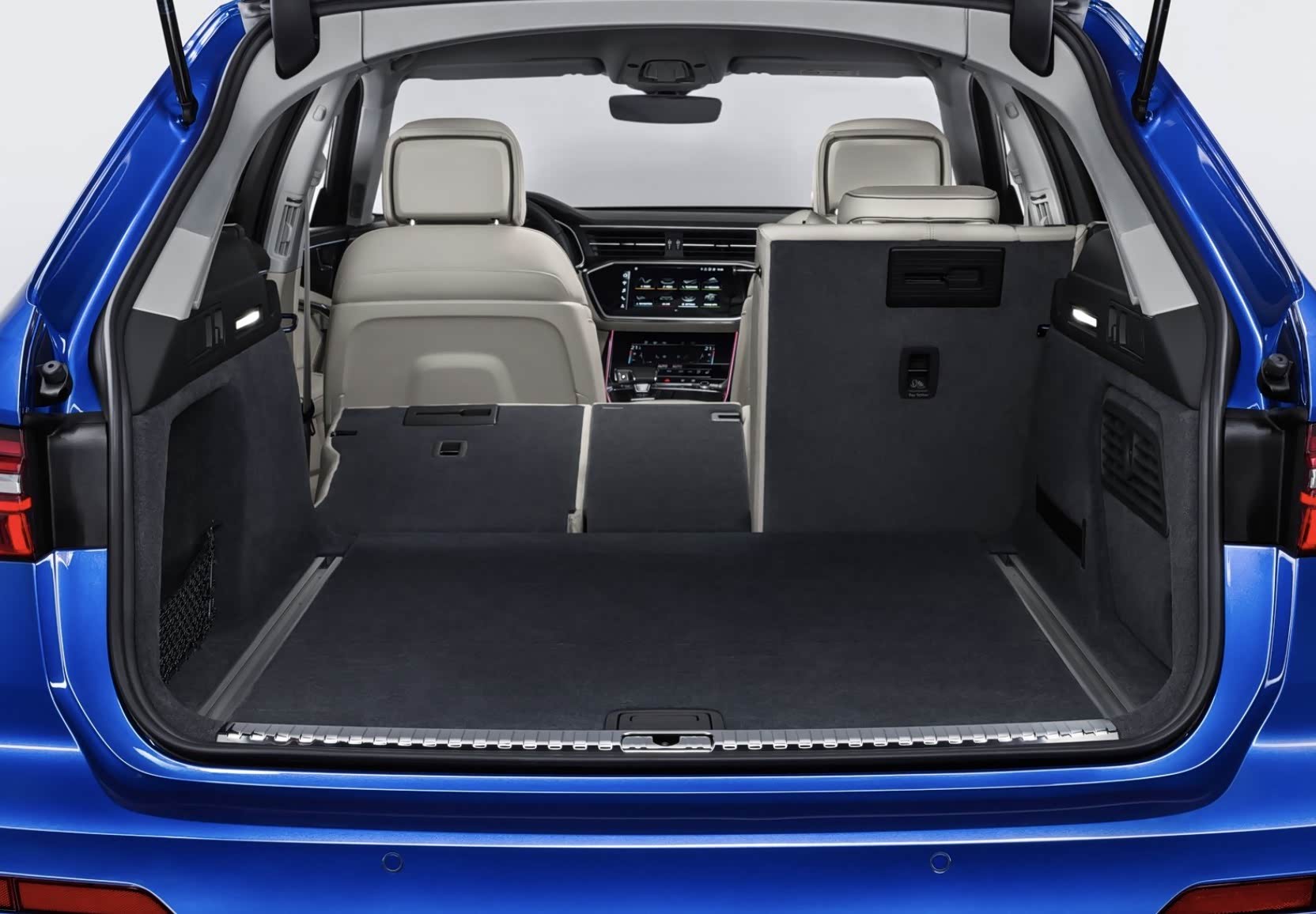 巨大的储物空间是旅行车的精髓,第二排座椅采用442组合,可适应不同