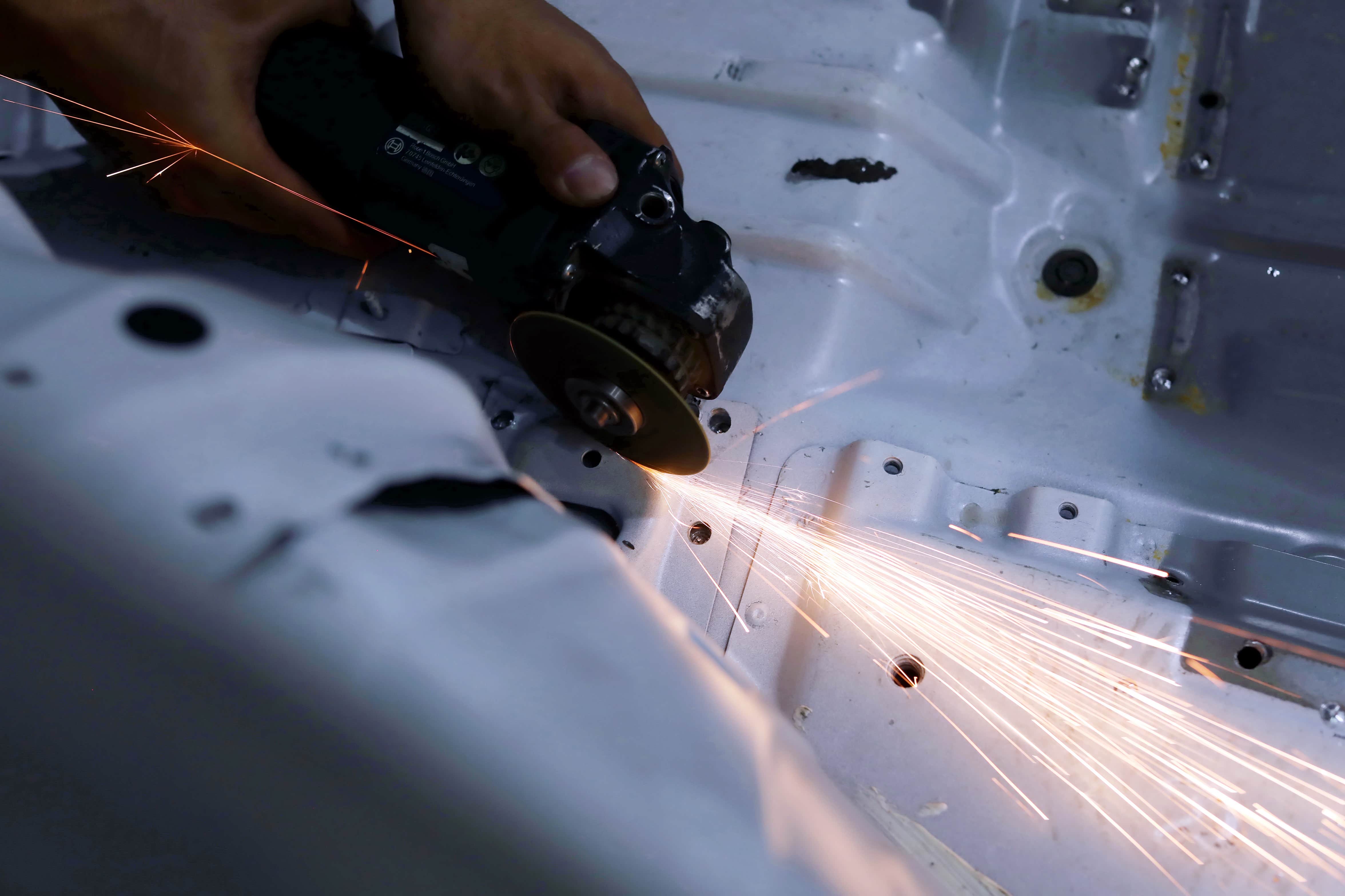 涛涛说车-为suv车壳减肥 宝骏530赛车切割车身及焊接防滚架