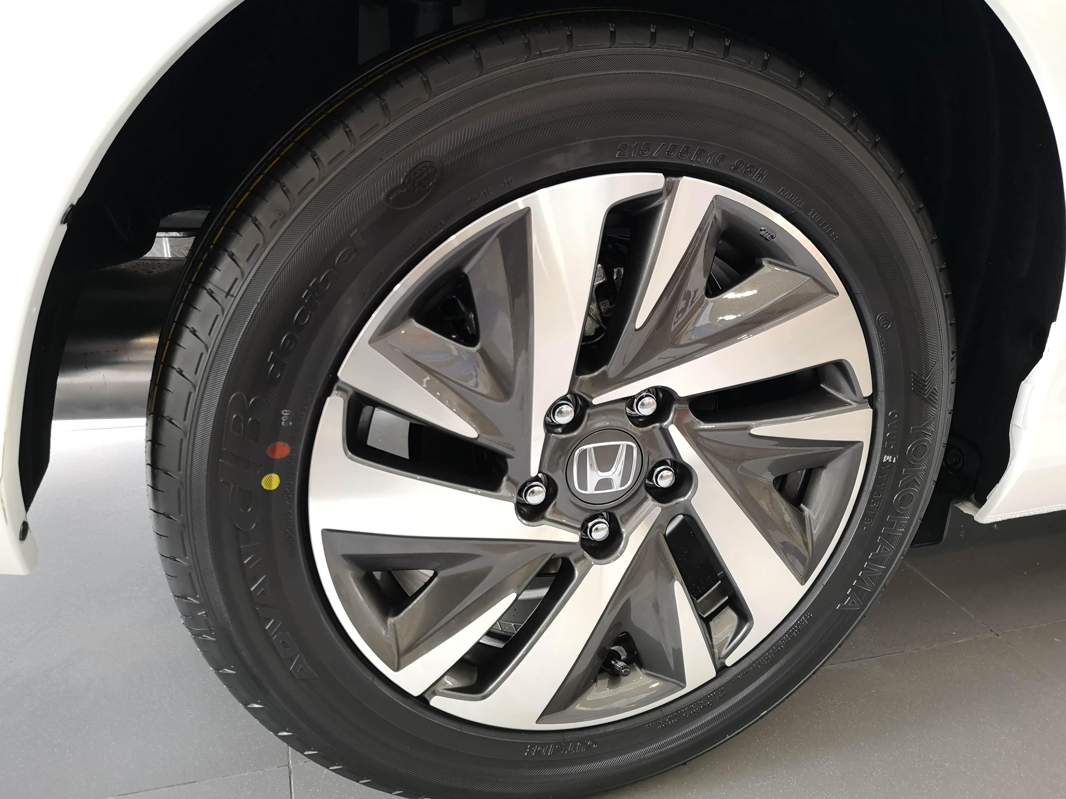 双色铝合金轮毂,我个人非常喜欢这个设计.