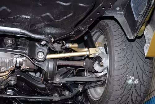 减振器失效,转向系统机件磨损松脱以及前轮校准不当等因素,都可能造成