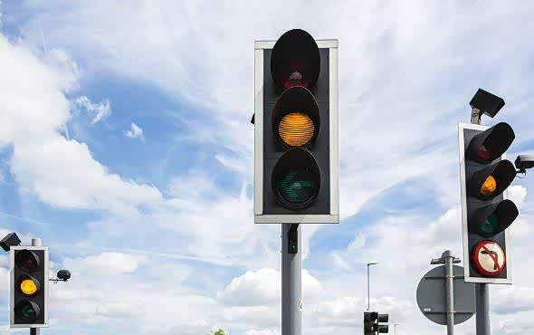 台湾最奇葩的路,1公里装了31个红绿灯,车主吐槽:推着走都能过