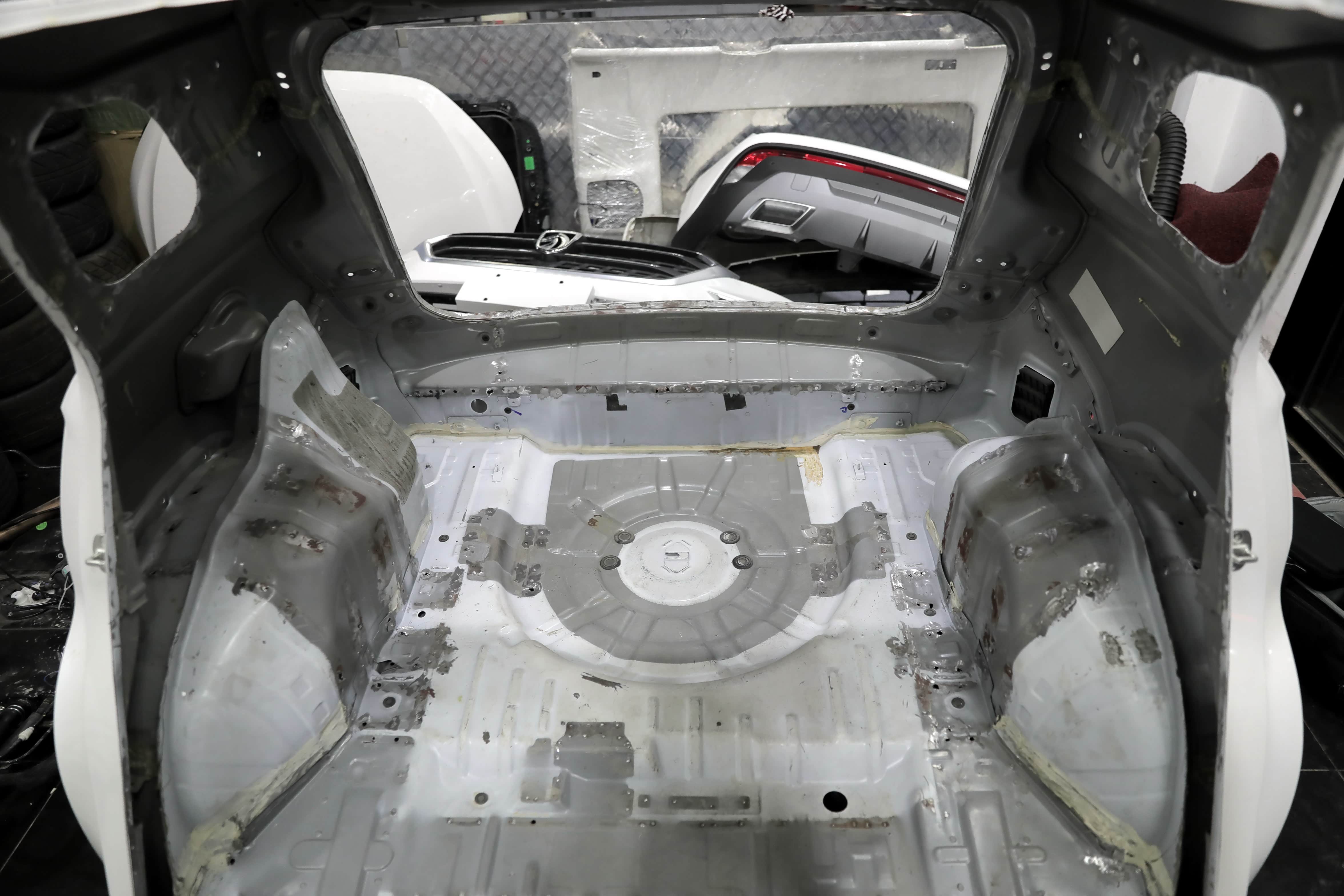 涛涛说车-为suv车壳减肥 宝骏530赛车切割车身及焊接防滚架