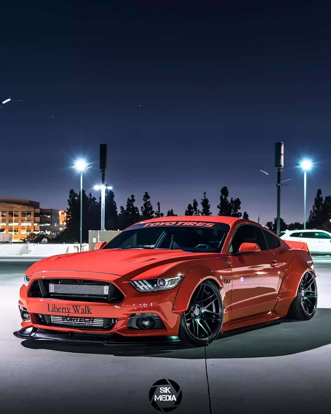 有时候我们需要膨胀一下,炫酷的宽体超跑改装,尽情"自由舞步"