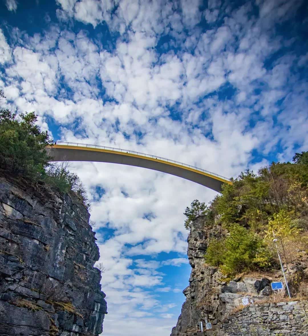 到达了燕子垭,可以看到高耸入云的彩虹桥啦,从下面看就觉得十分的壮观