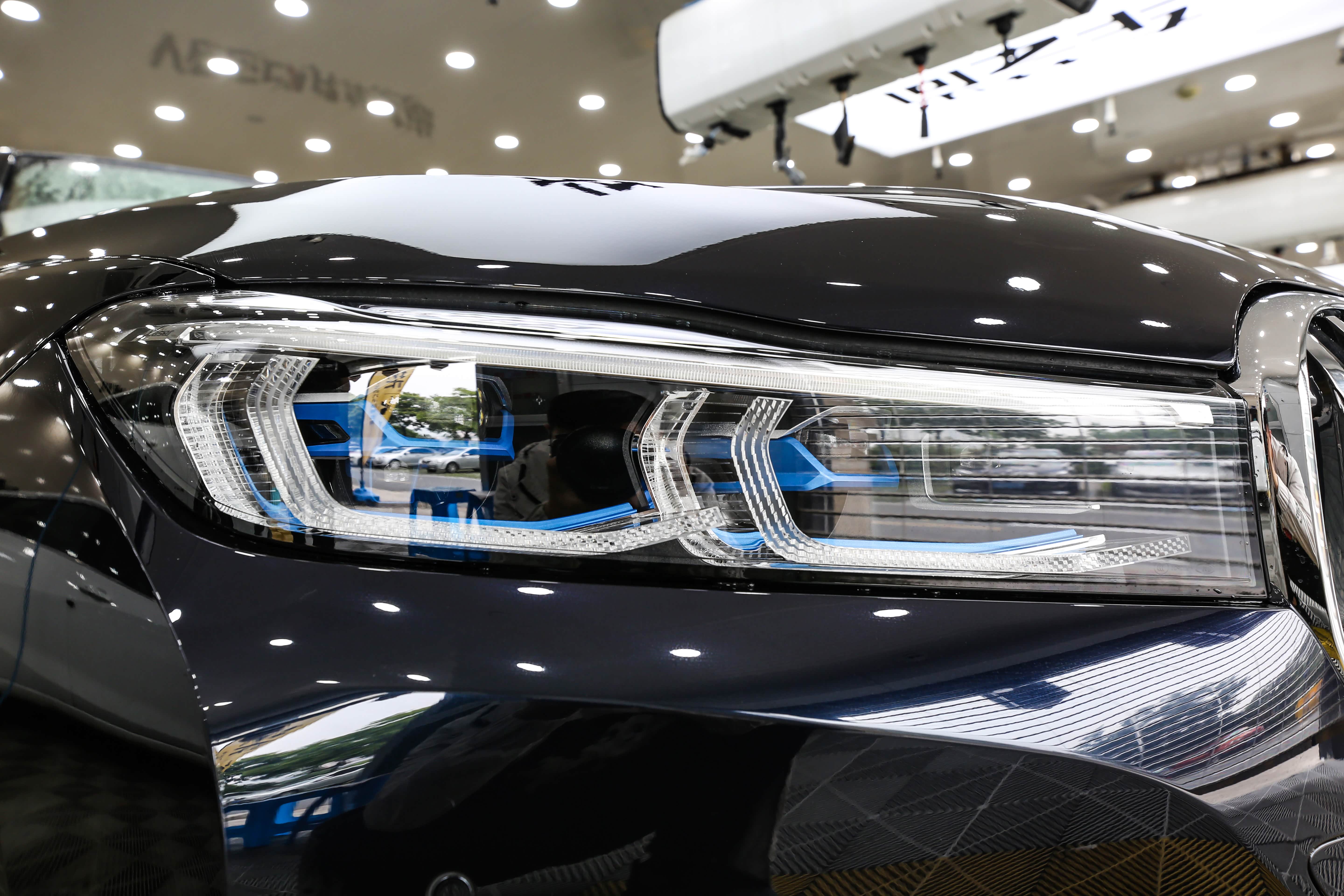 在满足一定条件下,bmw智能激光大灯的照亮范围可达到500米