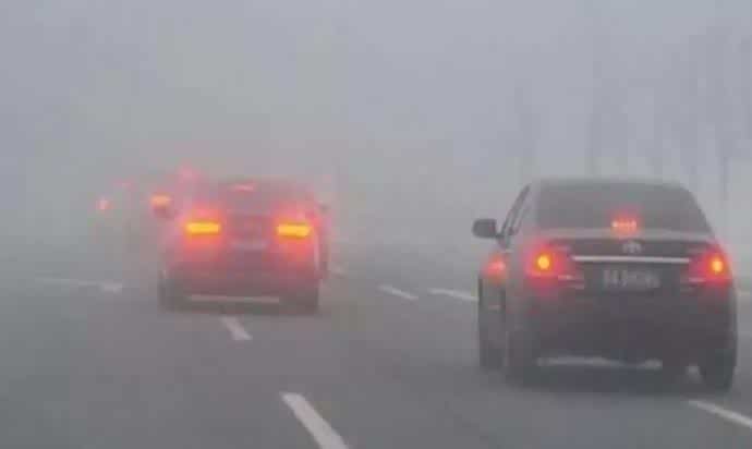 雨雪天气开车,可以使用“双闪灯”吗?交警:新交规说得很清楚!_车家号_发现车生活_汽车之家