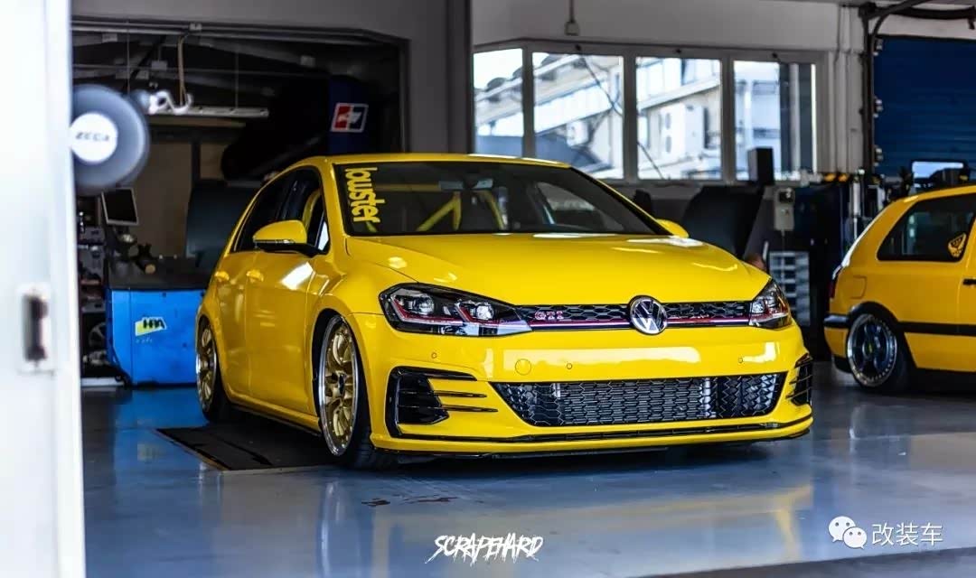 更何况稍微降低了车身,再搭配上金色rotiform lsr轮毂,姿态马上就出来