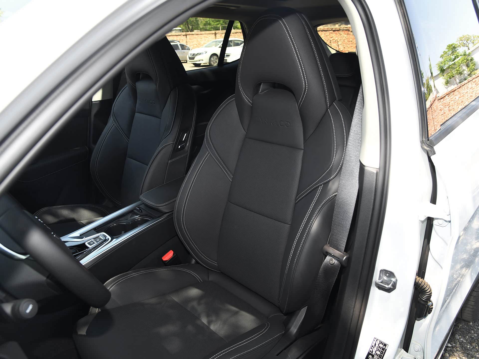 领克01,02的一体运动座椅造型让车内动感氛围更加强烈/引自汽车之家