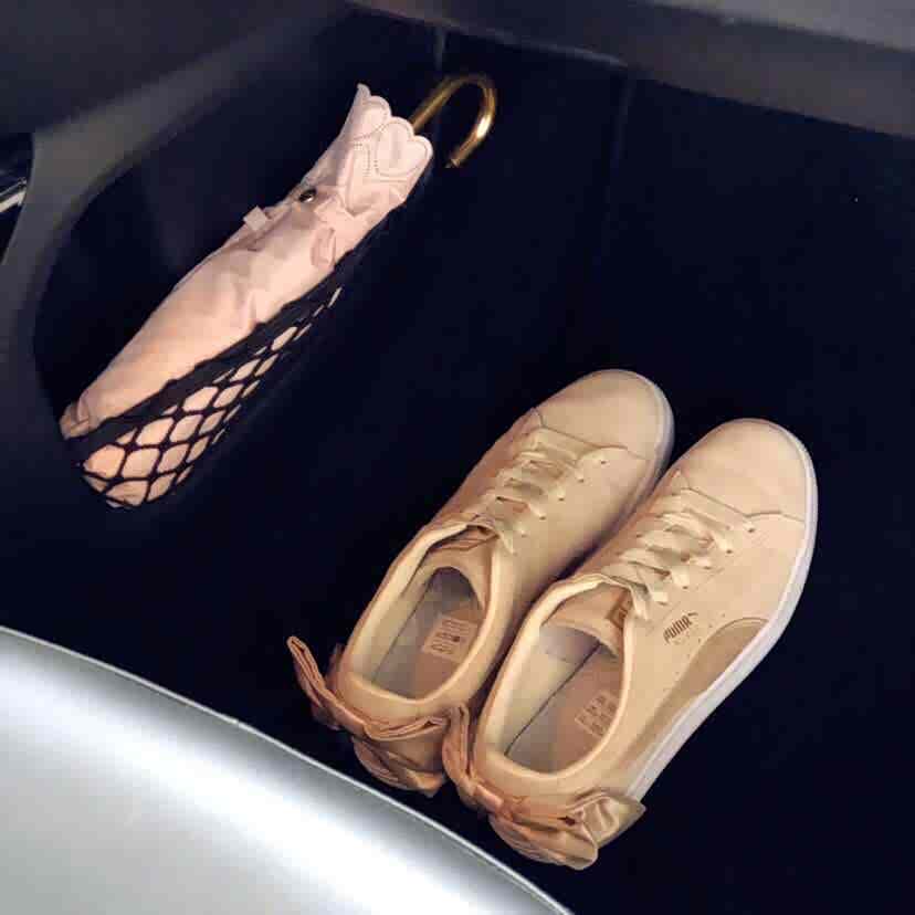 夏天穿凉鞋或者拖鞋开车都很危险哦,建议在车内放一双舒服的平底鞋