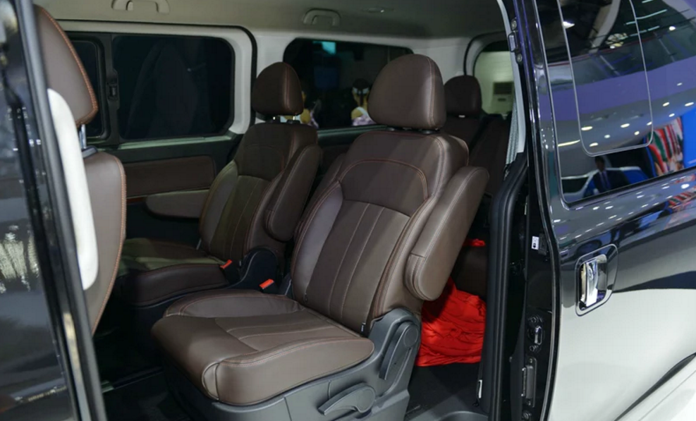 我在网上也看了风行别的车型,感觉现在风行的车内饰都差不多,都煌挺