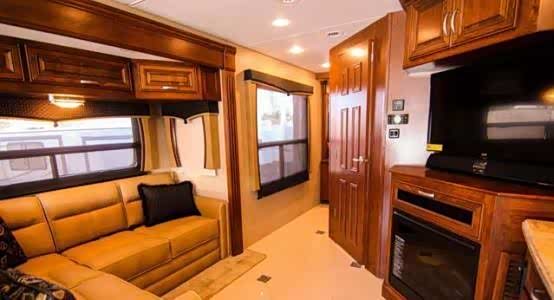 成龙518万房车,号称移动别墅,全中国只有一辆,洗车要8吨水