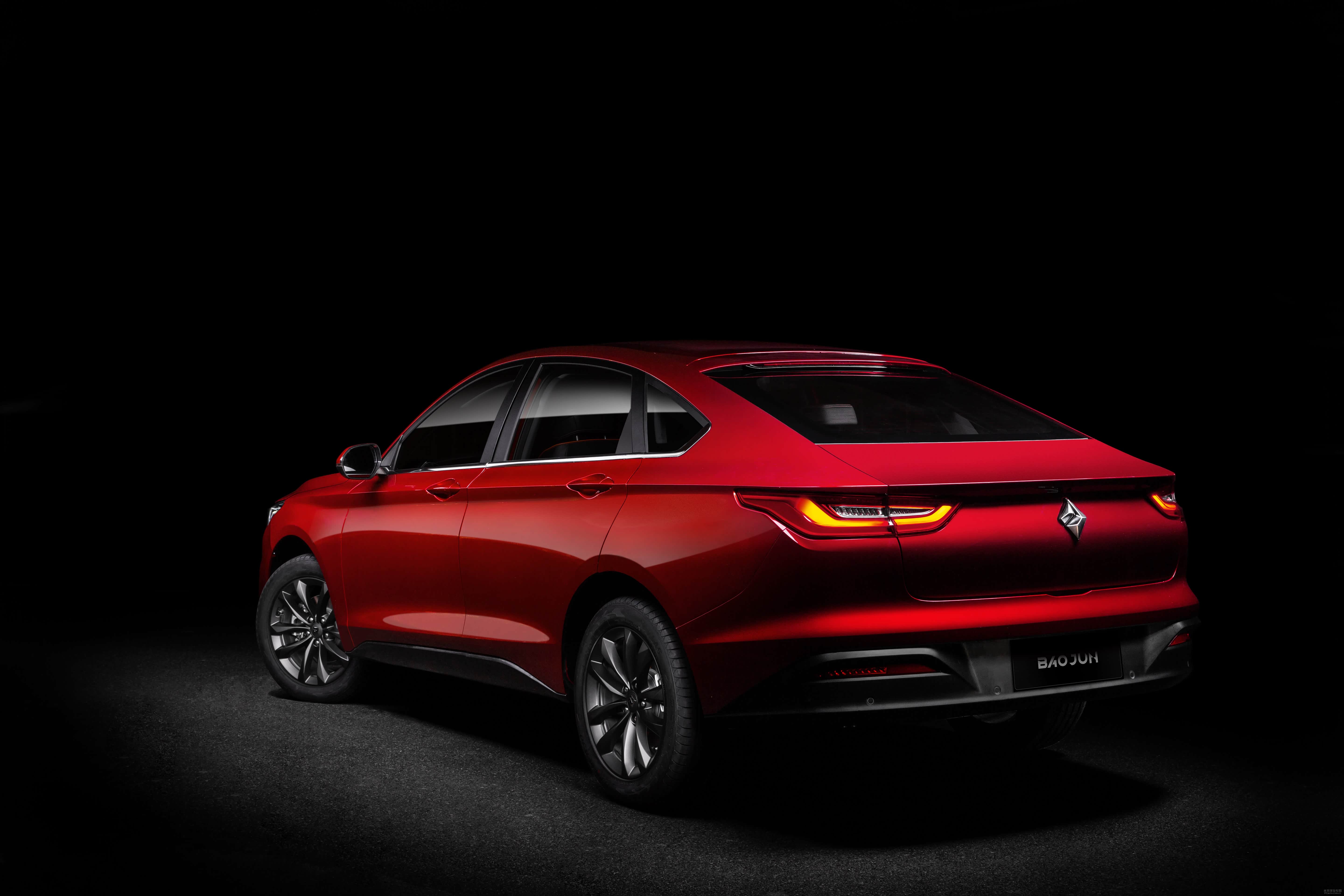 【卉眼识车】新宝骏rc-6搭配双大屏"手机即车机"的智能网联体验