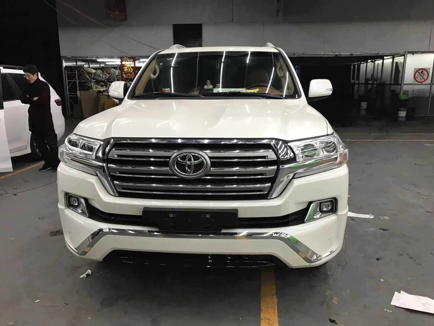 18款兰德酷路泽4000中东版实现了公路行驶和越野性能的最佳结合