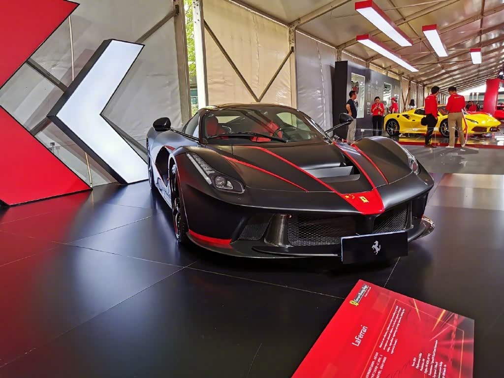 法拉利laferrari,黑红配色的"跃马"让人爱到无法自拔!