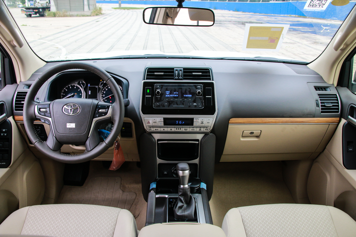 多功能方向盘,桃木装饰,高配车型的内饰看上去并不简陋,后期只需要