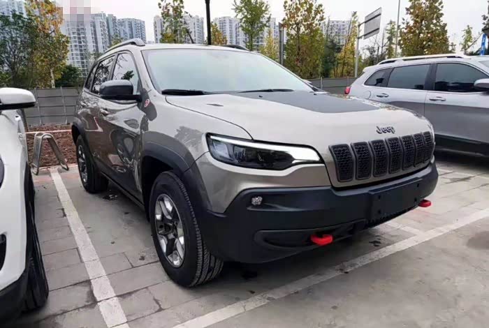 全国首辆19款jeep自由光到店,颜值大增,越野版还配专属logo