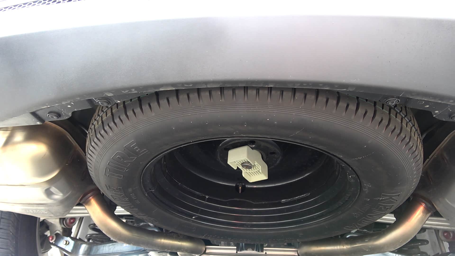 备胎被放在了车底