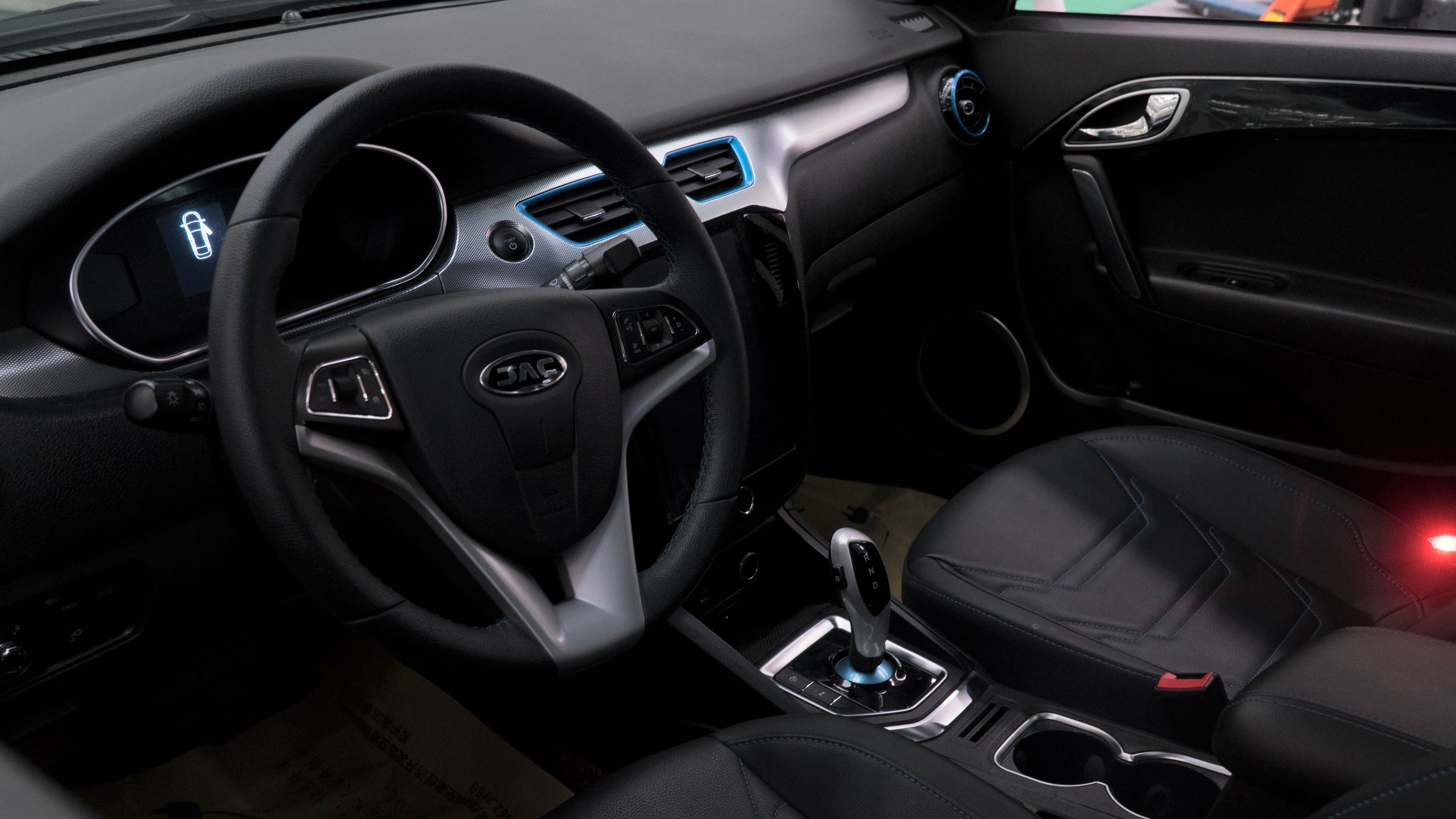 内饰方面,江淮ieva50的内饰整体采用黑色为主,并在细节处加入镀铬元素