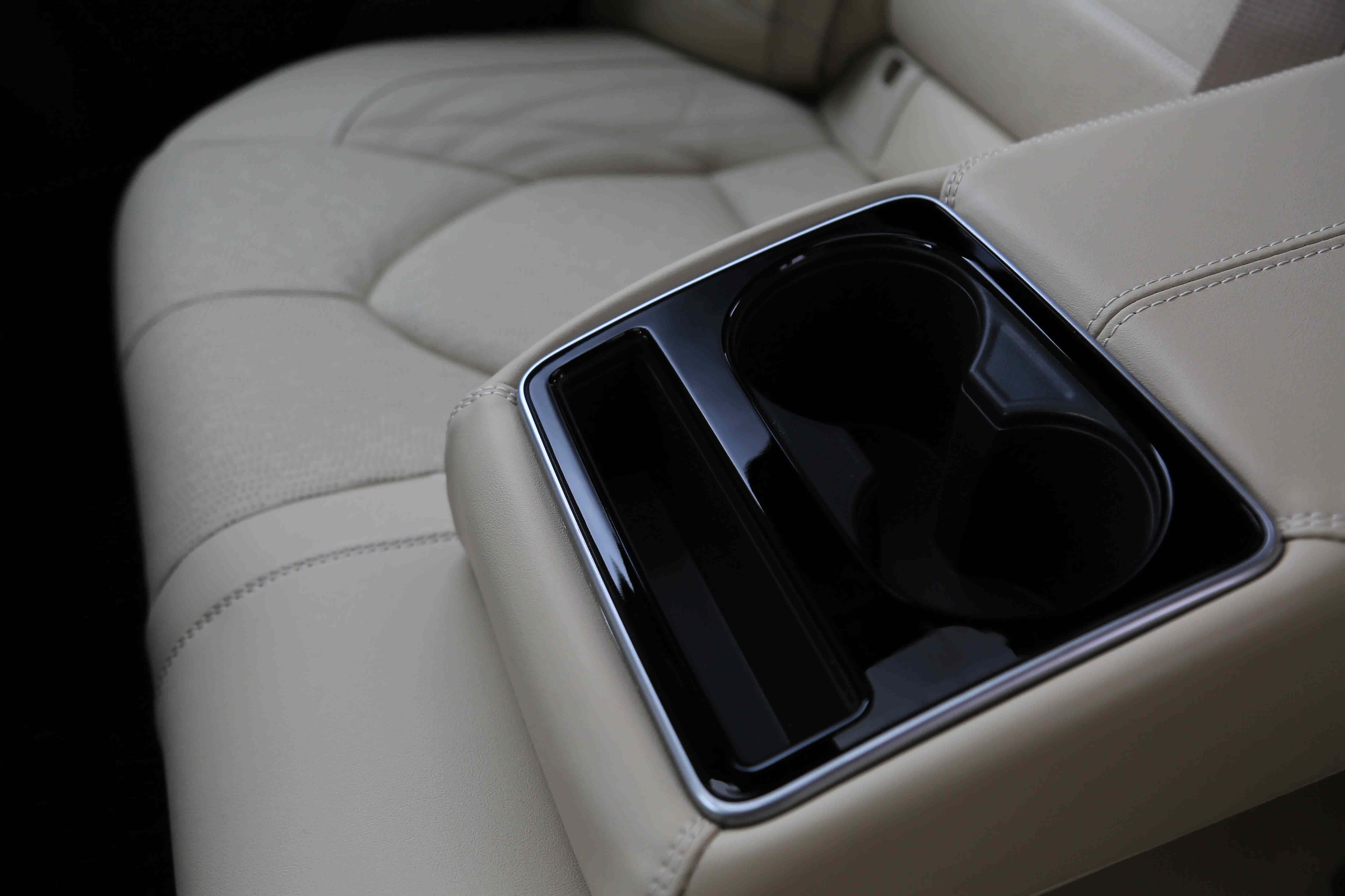 双擎版的后排扶手翻下来是杯托.